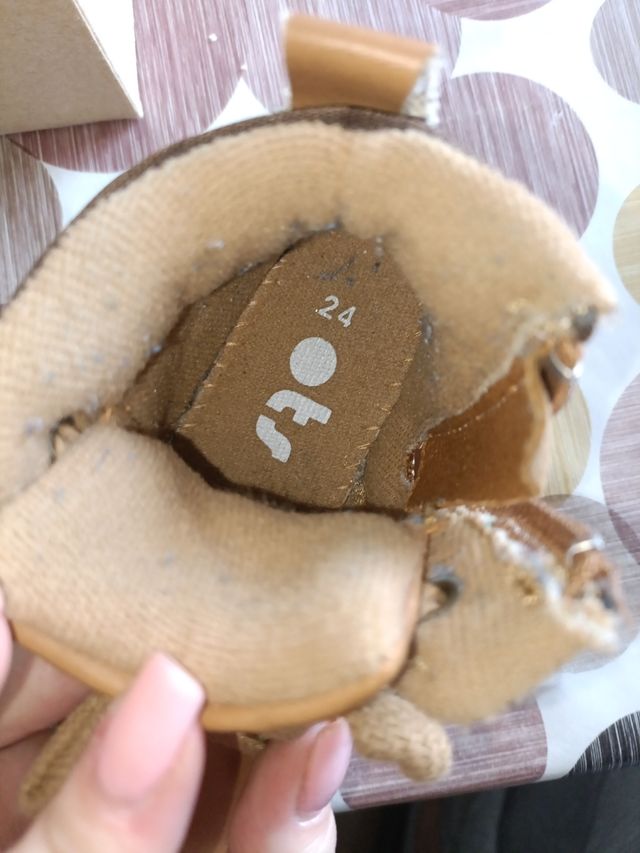 Bota niño talla 24.