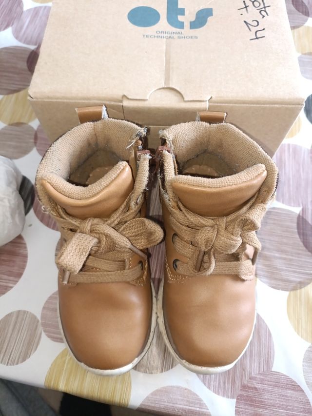 Bota niño talla 24.