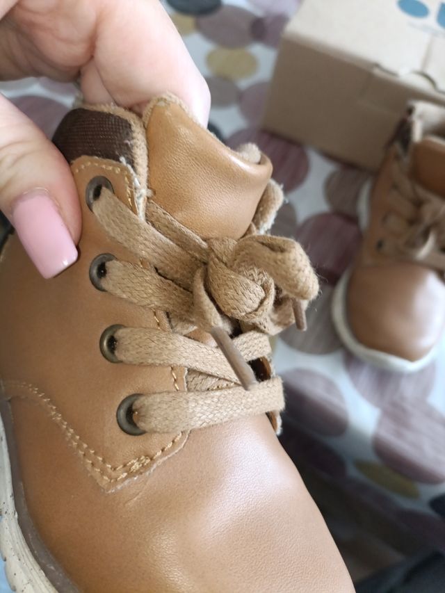 Bota niño talla 24.