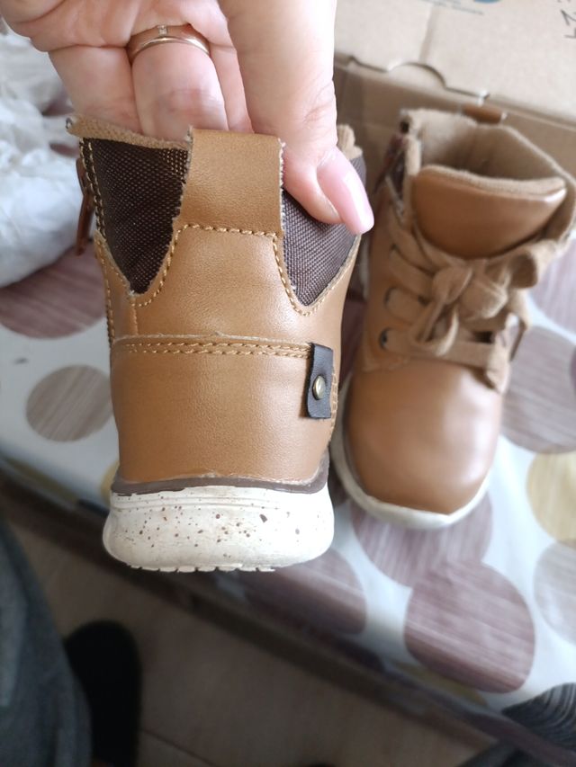 Bota niño talla 24.