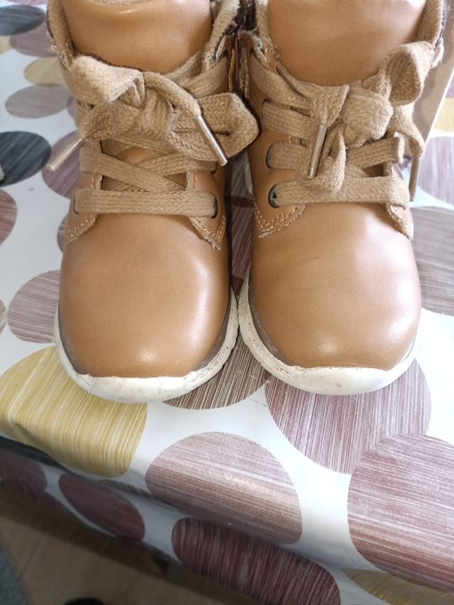 Bota niño talla 24.