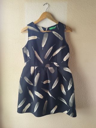 Vestido mini negro estampado plumas