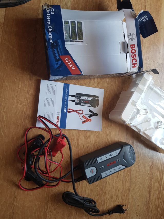 Caricatore batterie moto e auto