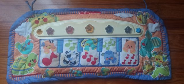 Piano Fisher price para cuna