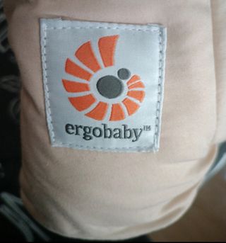 Mochila portabebés ergobaby + regalo