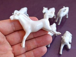 8 cavalli vintage in porcellana
