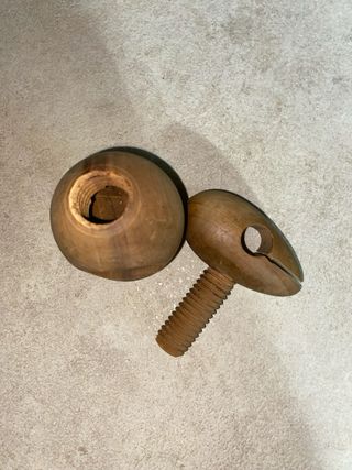 Schiaccianoci a vite in legno vintage