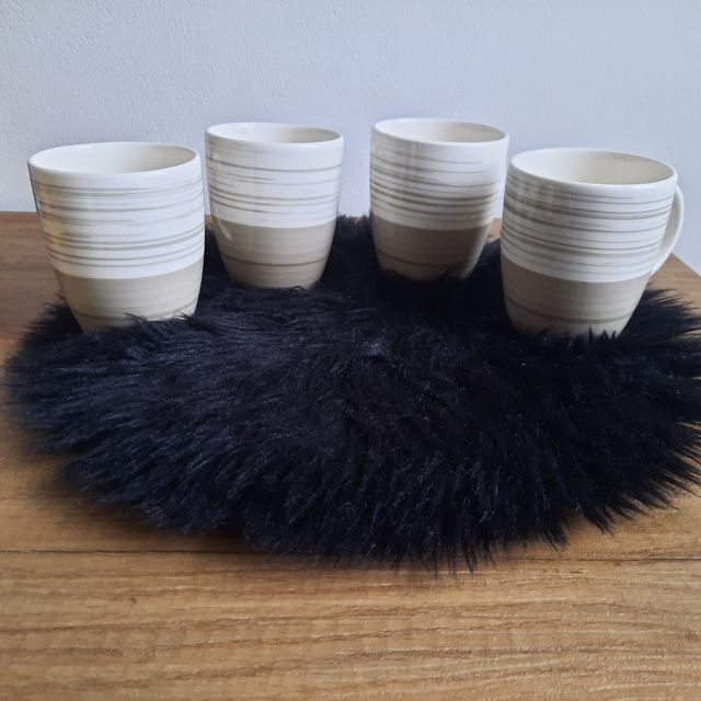 Teiera e tazze ceramica