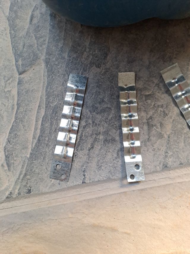 Aspillas o Garras de chapa.