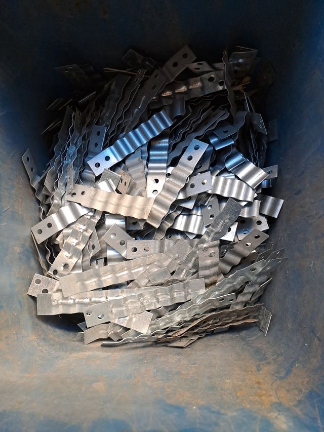 Aspillas o Garras de chapa.