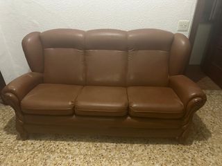 Tresillo de piel de buena calidad.