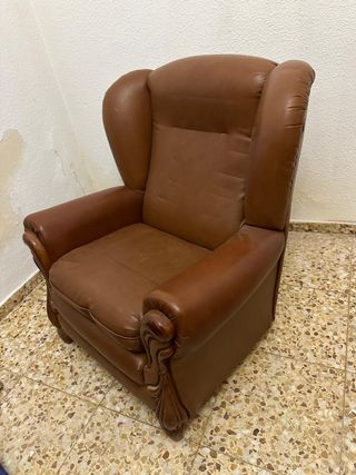 Tresillo de piel de buena calidad.