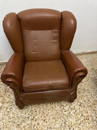 Tresillo de piel de buena calidad.