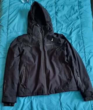 Abrigo negro con capucha.