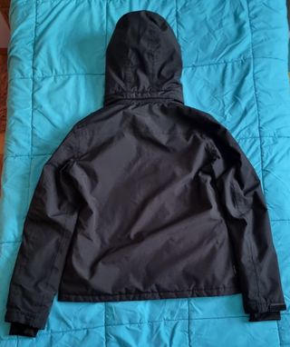 Abrigo negro con capucha.