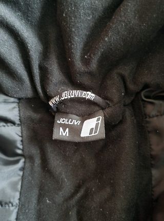 Abrigo negro con capucha.