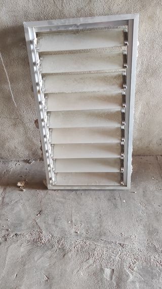 Ventana aluminio con lamas de cristal