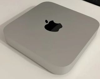 Apple Mac mini M2 – 8GB/256GB  + Soporte Aluminio