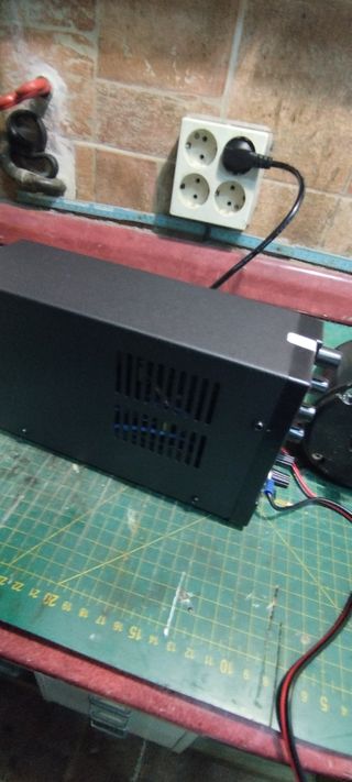 Fuente de alimentación AC: 220V, DC 0-30