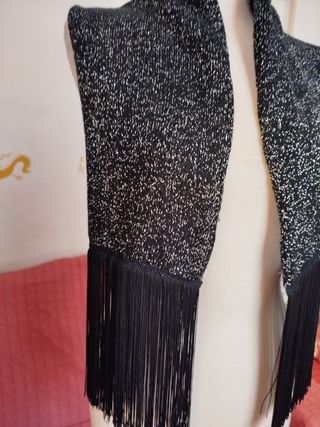 Bufanda de crochet negra con hilos plateados