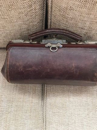 Maletin antiguo de medico,de cuero.