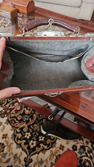 Maletin antiguo de medico,de cuero.