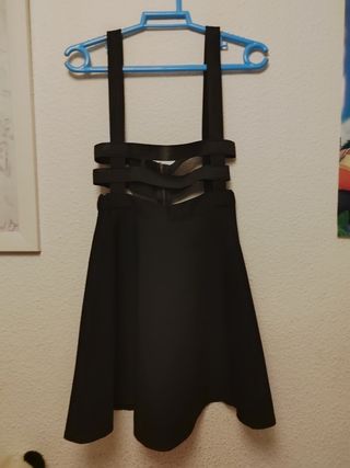 Falda negra cremallera tirantes ajustados 