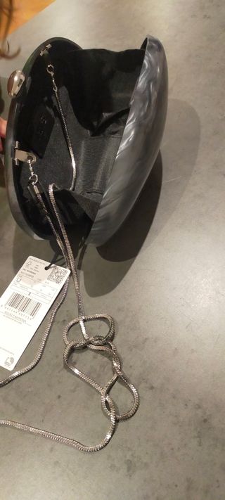 Bolso clutch efecto perlado Mango