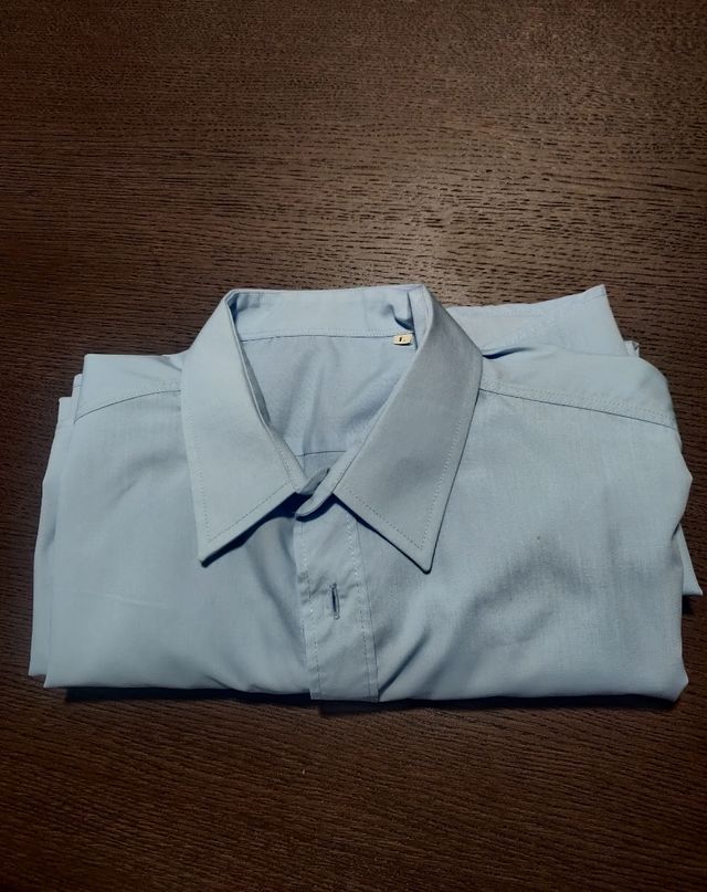 Camisa simples azul claro de fardamento