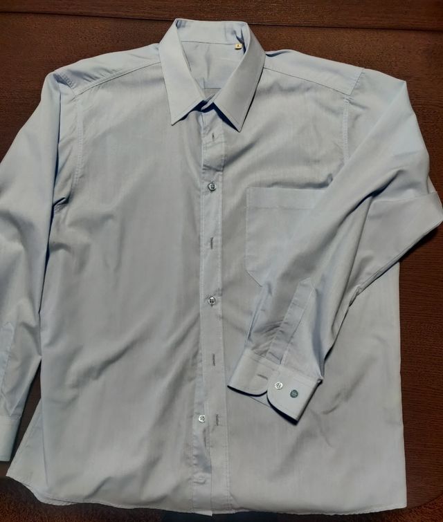 Camisa simples azul claro de fardamento