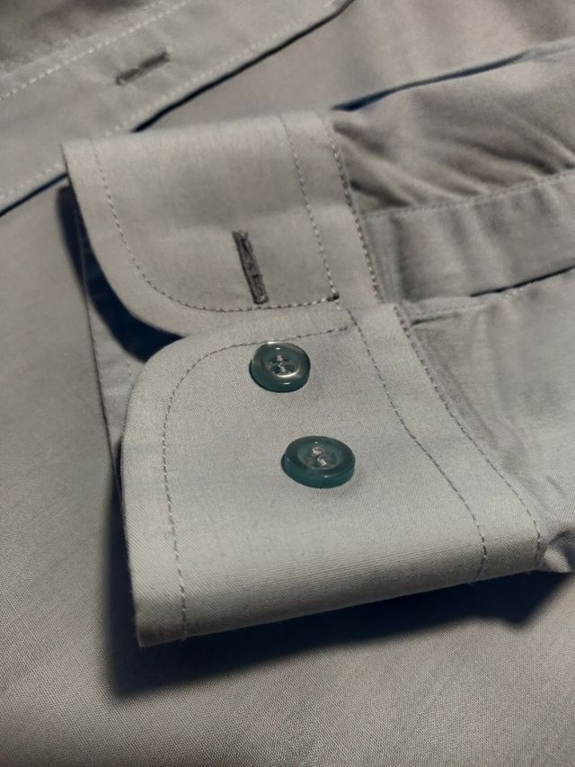 Camisa simples azul claro de fardamento