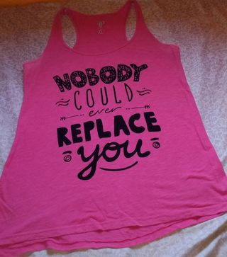 Camiseta rosa de tirantes de mujer.