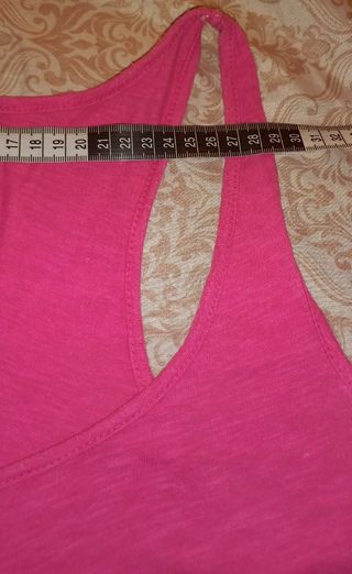 Camiseta rosa de tirantes de mujer.