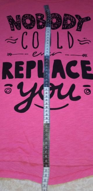 Camiseta rosa de tirantes de mujer.