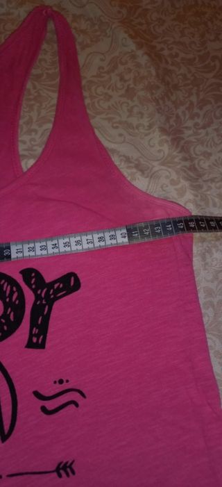 Camiseta rosa de tirantes de mujer.