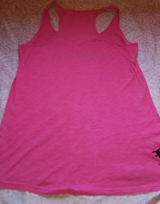 Camiseta rosa de tirantes de mujer.