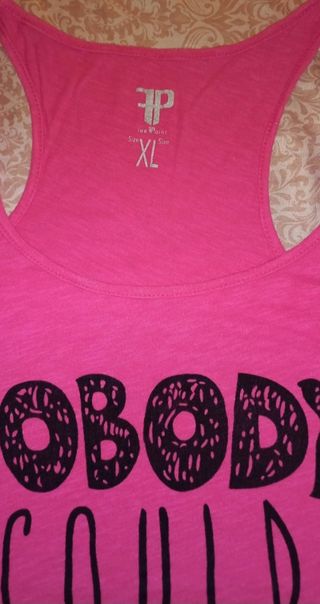 Camiseta rosa de tirantes de mujer.