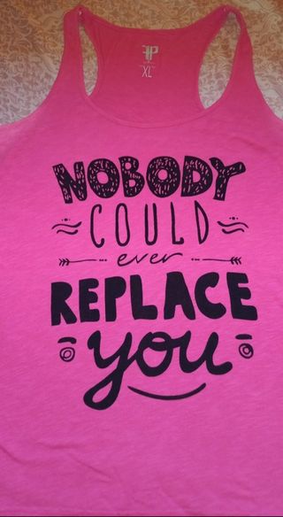 Camiseta rosa de tirantes de mujer.
