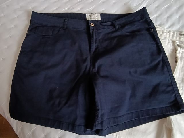 Dos pantalones cortos vaqueros.