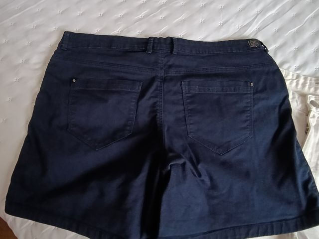 Dos pantalones cortos vaqueros.
