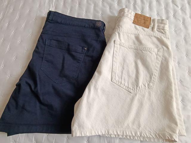 Dos pantalones cortos vaqueros.