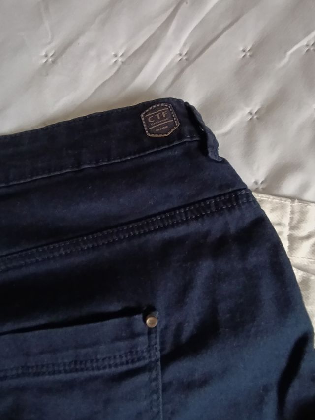 Dos pantalones cortos vaqueros.