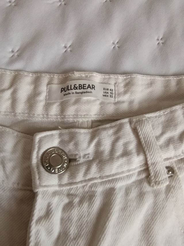 Dos pantalones cortos vaqueros.