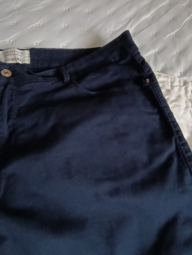 Dos pantalones cortos vaqueros.