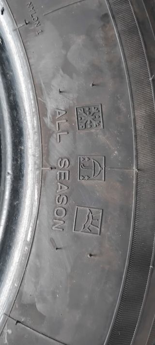 Neumático 215 70 R16