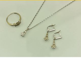 Cojunto de pendientes, gargantilla con colgante y 