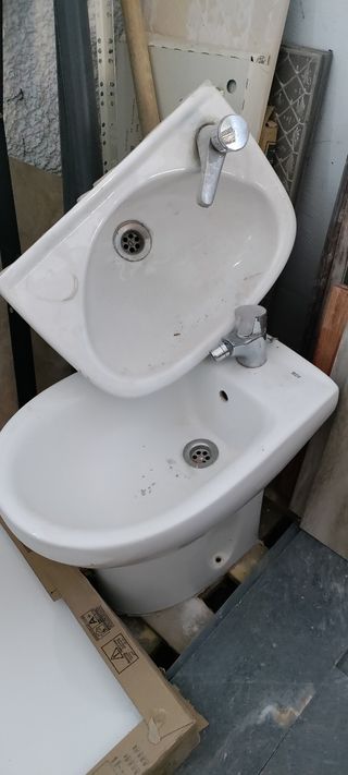 Lote sanitarios y hojas puerta