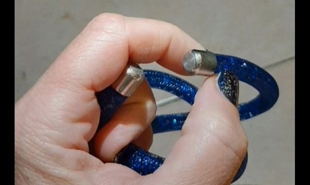 Collana/bracciale blu elettrico