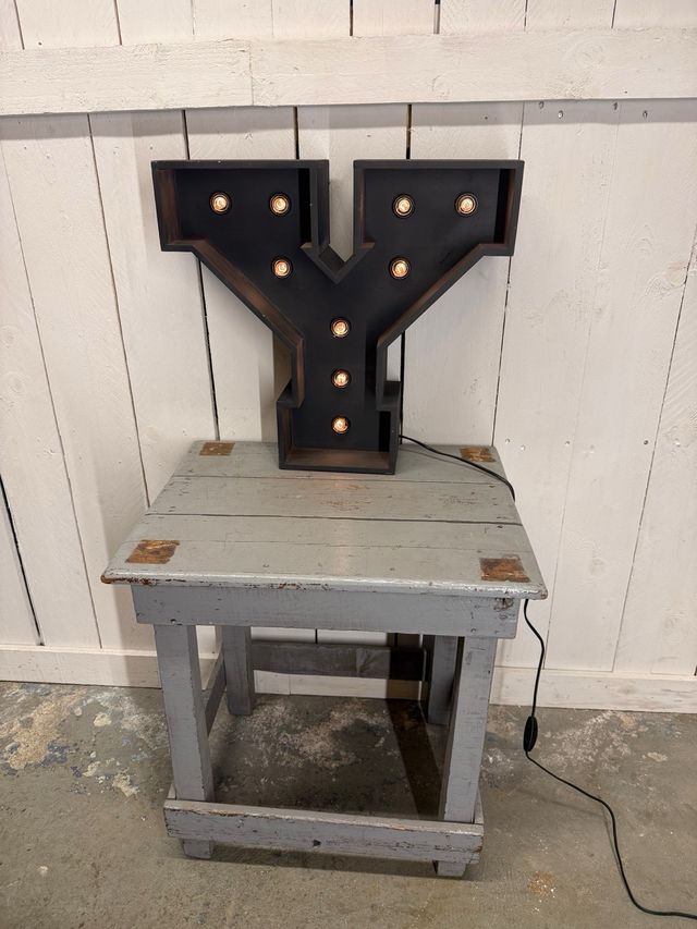 Letra Y com iluminacao vintage