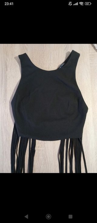 Top negro cruzado con flecos